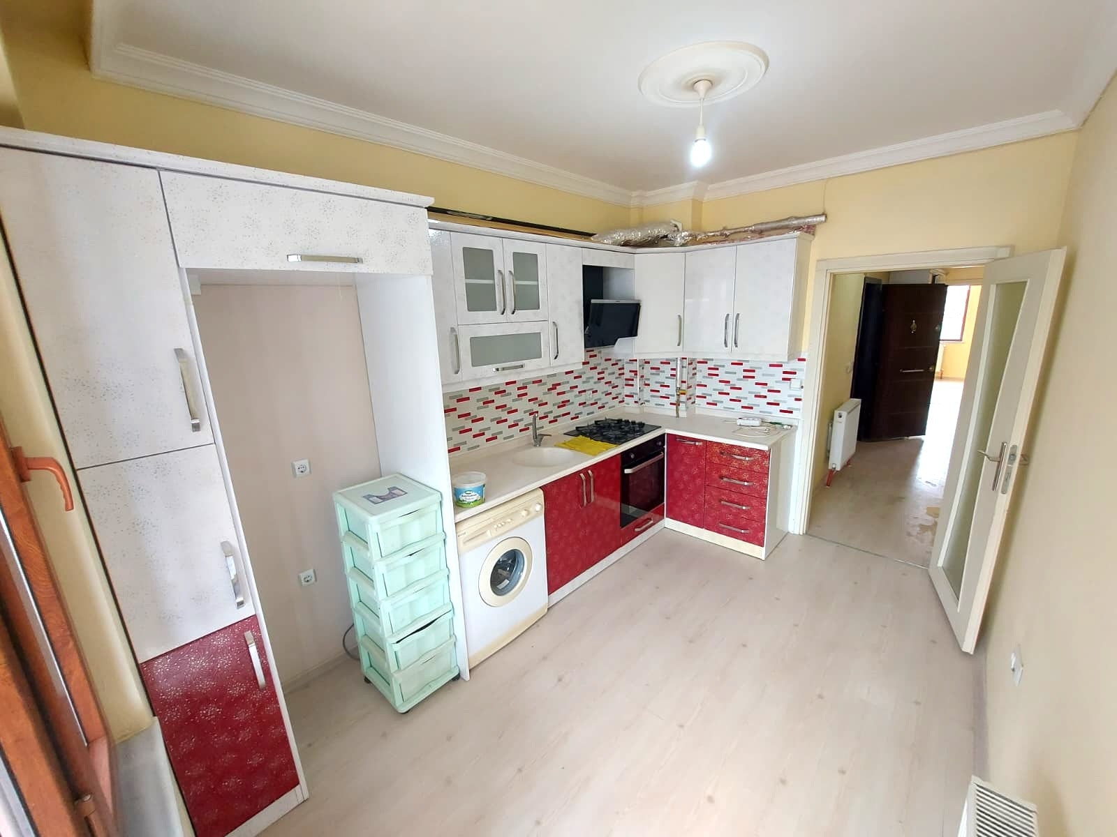 ZİRVE EMLAKTAN LİSE CADDESİNDE SATILIK 2+1 DAİRE fotoğraf 4